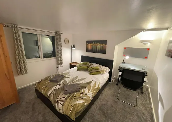 2 Bed 1St Floor Flat Near Centre
