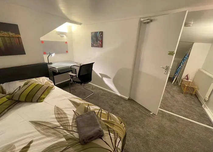 2 Bed 1St Floor Flat Near Centre