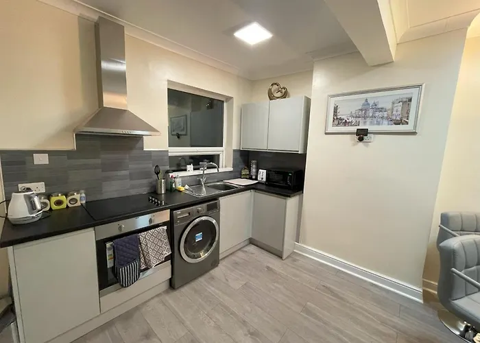 2 Bed 1St Floor Flat Near Centre