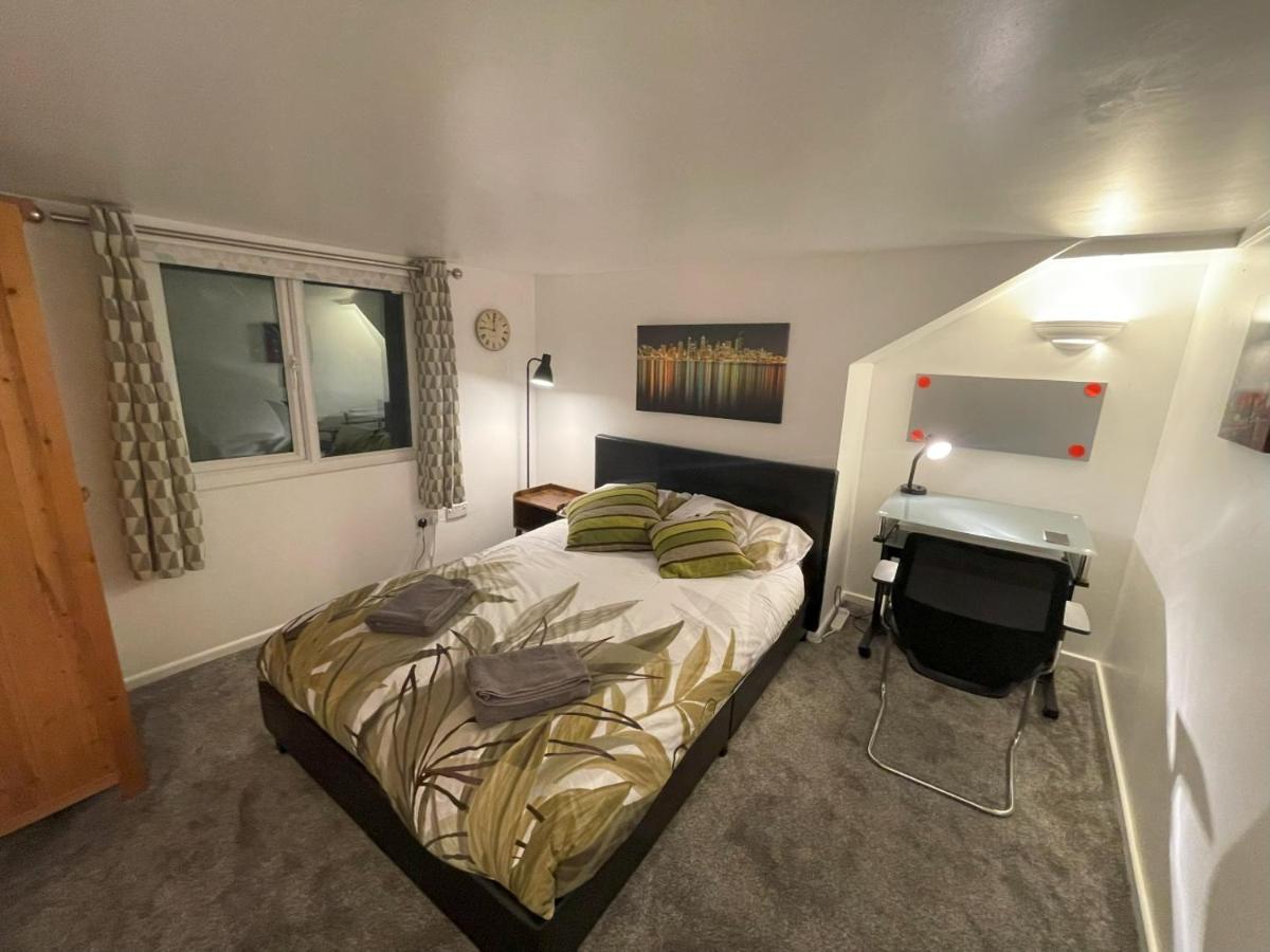 2 Bed 1st Floor Flat Near Centre Apartment *