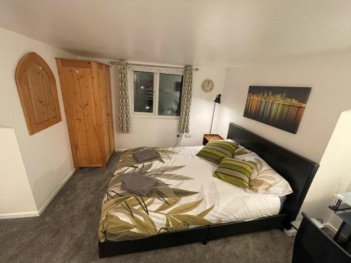 2 Bed 1st Floor Flat Near Centre Apartment