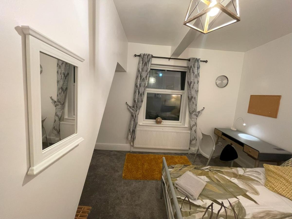 2 Bed 1st Floor Flat Near Centre Apartment *
