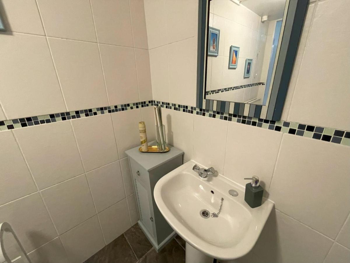 2 Bed 1st Floor Flat Near Centre Apartment *
