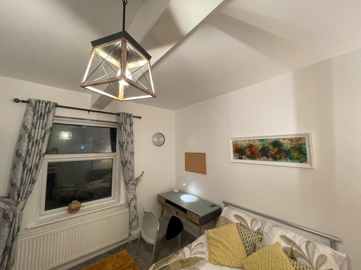 2 Bed 1st Floor Flat Near Centre Apartment
