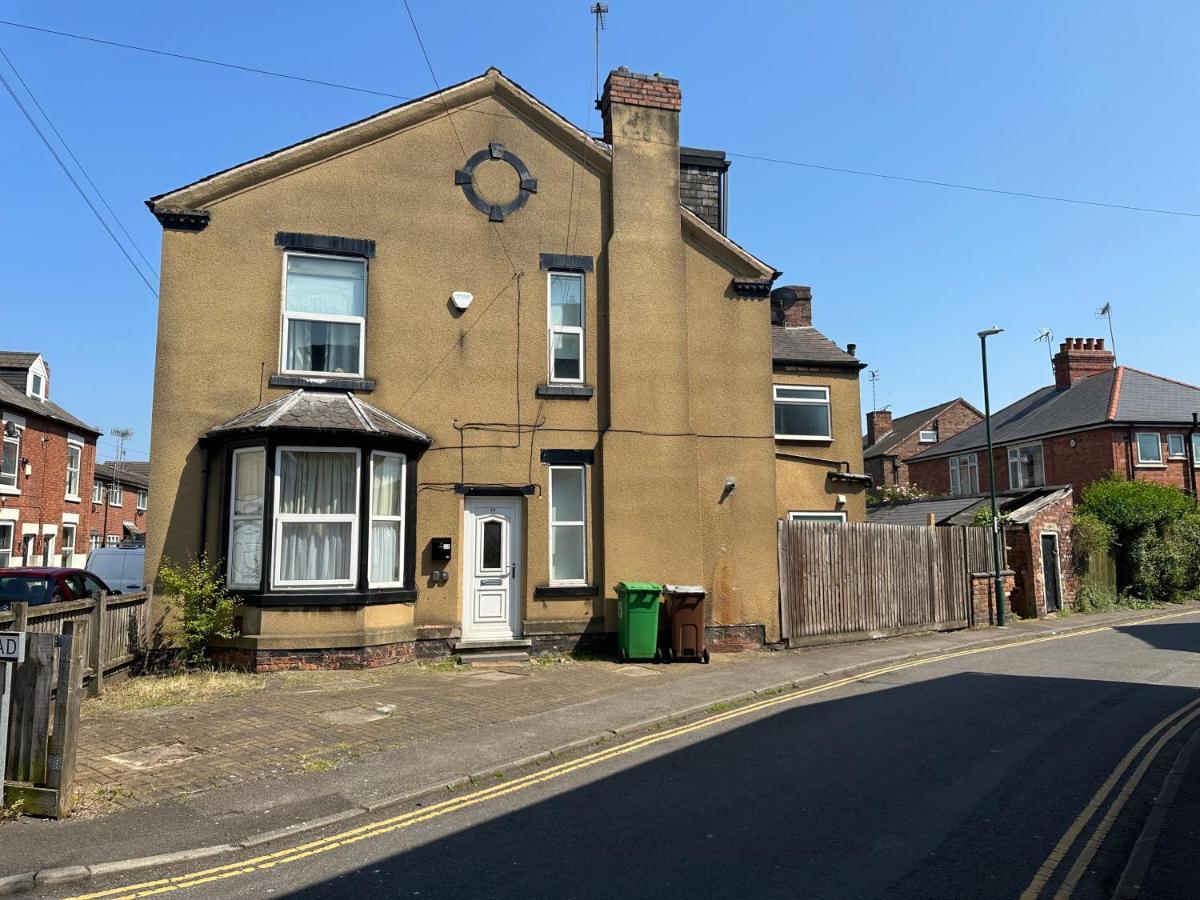 2 Bed 1st Floor Flat Near Centre Apartment *